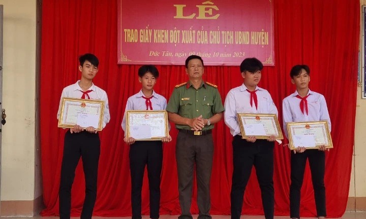 Long An: Khen thưởng 4 học sinh phát hiện quả đạn pháo gần 20 kg khi đi bắt cá