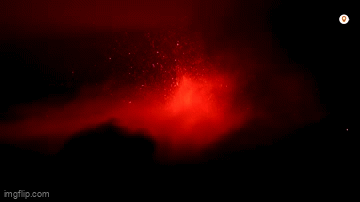 Clip: Cận cảnh núi lửa lớn nhất châu Âu phun trào