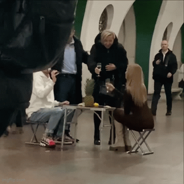 Hi hữu: Người đàn ông bị bỏ tù vì cầu hôn bạn gái ở ga tàu