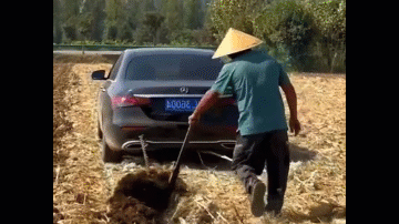 Dùng Mercedes-Benz bạc tỷ để cày ruộng, người nông dân gây sốt mạng xã hội
