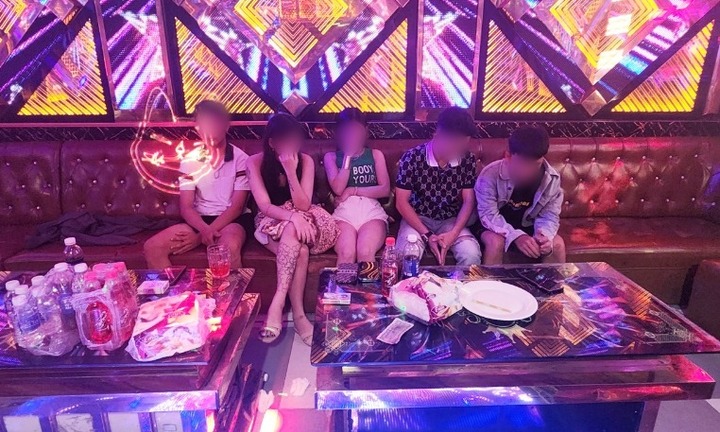 Tiền Giang: Đột kích quán karaoke, công an phát hiện 30 người dương tính với ma túy