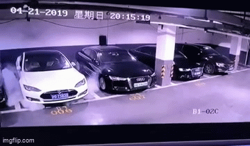 Clip: Ô tô bất ngờ bốc cháy dữ dội trong bãi hầm để xe