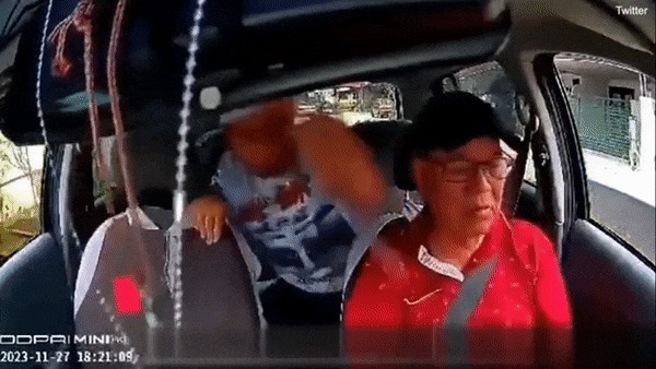 Clip: Bị cướp đâm dao vào ngực, nam tài xế thoát chết nhờ điều bất ngờ 