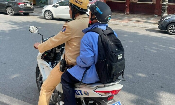 Hải Phòng: Phụ huynh vi phạm nồng độ cồn, con lên xe CSGT đến trường kịp giờ học