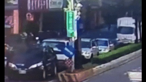 Clip: Cúi xuống nhặt đũa, tài xế gây va chạm liên hoàn ở ngã tư