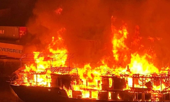 Quảng Ninh: Hỏa hoạn thiêu rụi 3 tàu du lịch neo đậu ở Móng Cái