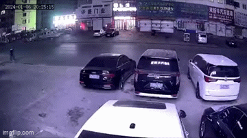 Đang lưu thông trên đường, ô tô bất ngờ bốc cháy ngùn ngụt sau tiếng nổ lớn