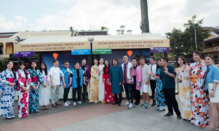 Hoa hậu Thanh Thuỷ cùng á hậu Phương Anh và vợ chồng CEO Phạm Kim Dung quảng bá du lịch Hội An