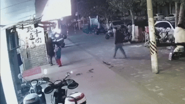 Nhà hàng bất ngờ phát nổ, nhiều người đi đường bị hất văng 