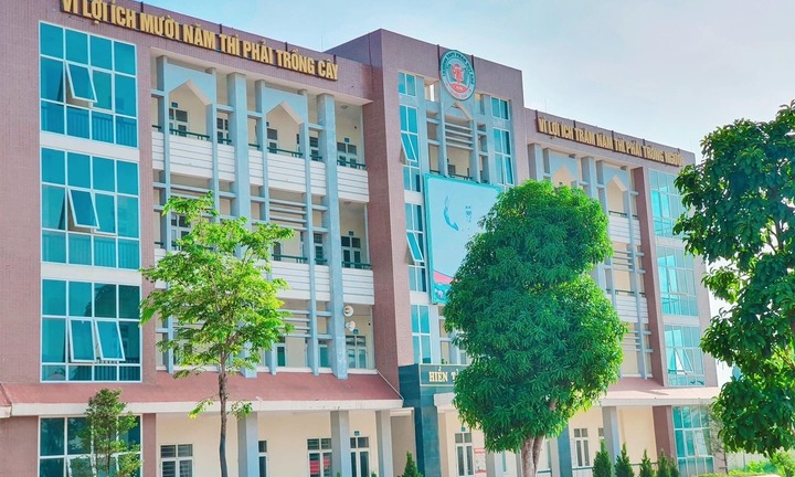 Nữ sinh Hà Nội bị cắt rách quần vì mặc sai quy định, hiệu trưởng nhà trường lên tiếng