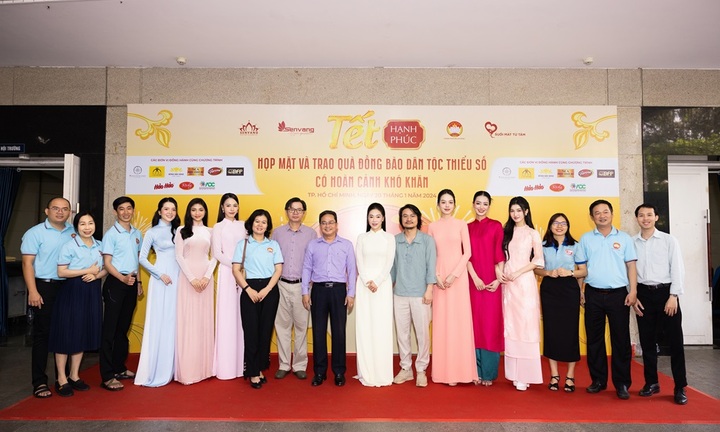 CEO Phạm Kim Dung, đạo diễn Hoàng Nhật Nam và hơn 10 Hoa hậu, Á hậu trao quà cho trẻ mồ côi đón Tết