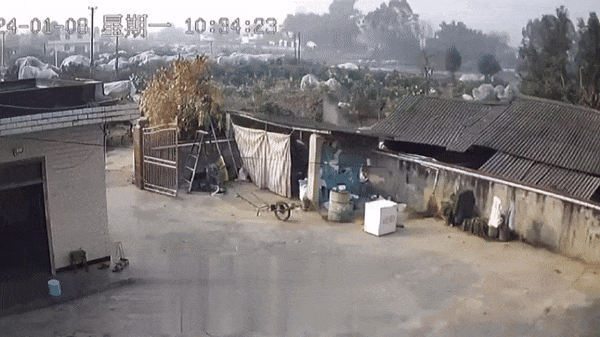 Clip: Thông tắc hệ thống khí, người đàn ông bất ngờ bị thổi bay lên mái nhà