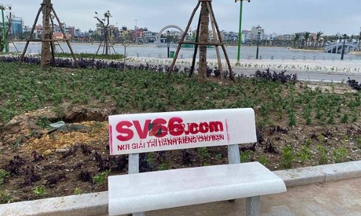 2 thanh niên 19 tuổi phun sơn in quảng cáo cờ bạc lên ghế đá công viên khai gì?