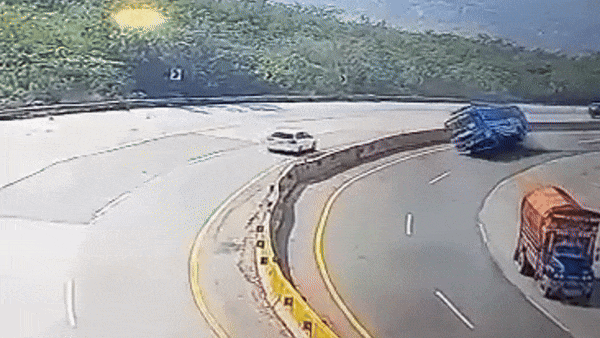 Clip: Xe buýt hỏng phanh lao qua dải phân cách, lật nhào giữa đường 