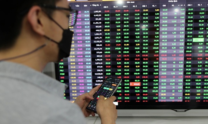 Chứng khoán rộn ràng sau kỳ nghỉ Tết, vượt 1.200 điểm trong phiên khai xuân 