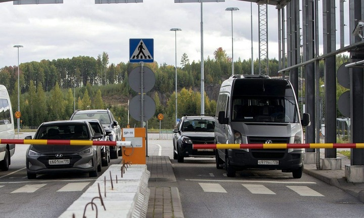 Một thành viên EU bắt đầu tịch thu ô tô mang biển số Nga để chuyển cho Ukraine