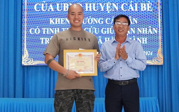 Khen thưởng người cứu bé trai 3 tuổi bị đối tượng ngáo đá ném xuống kênh ở Tiền Giang