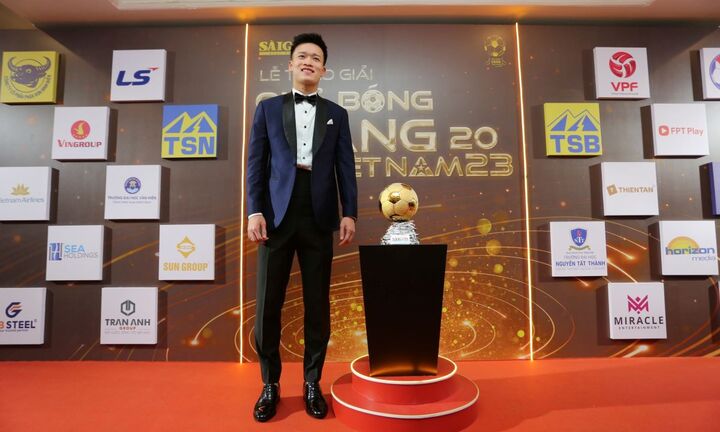 Hoàng Đức lần thứ 2 giành danh hiệu Quả bóng Vàng Việt Nam