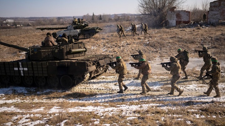 Lý do Ukraine gặp rủi ro lớn khi nhận xe tăng, lá chắn phòng không từ Mỹ