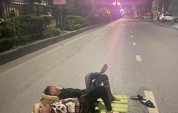 Triệu tập 2 thanh thiếu niên trải chiếu trên quốc lộ, nằm chụp hình
