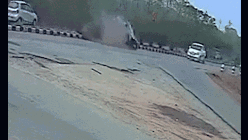 Bất ngờ lao qua dải phân cách, ô tô bị hất văng lên không trung