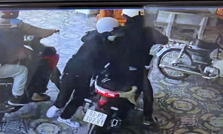 Truy bắt 2 đôi nam nữ nghi dùng súng cướp số lượng lớn vàng ở Bình Dương