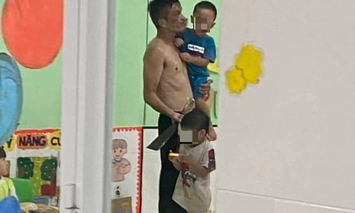 Khởi tố đối tượng ngáo đá cầm dao xông vào trường mầm non uy hiếp trẻ ở Tiền Giang