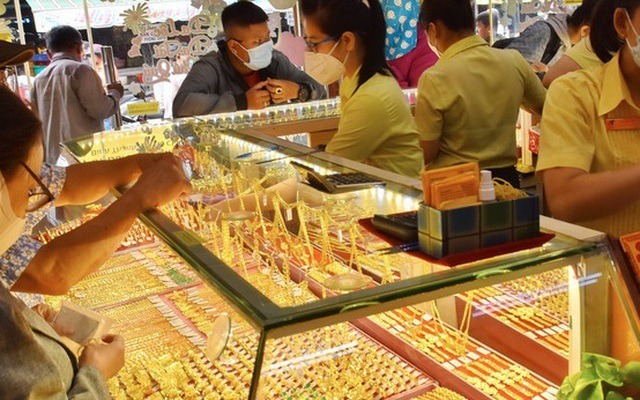Sau chuỗi ngày tăng mạnh, giá vàng trong nước rơi thẳng đứng