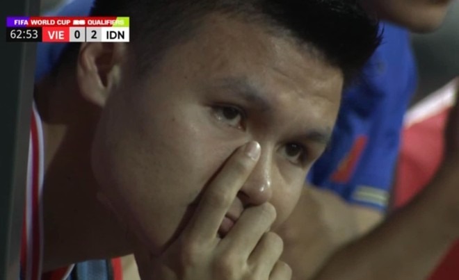 Quang Hải cay đắng nhìn tuyển Việt Nam thua thảm ngay trên sân nhà, bất lực chỉ biết đá chai nước