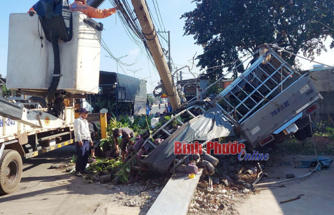 Tin tức tai nạn giao thông mới nhất ngày 23/6: Bất ngờ mất lái, xe tải tông gãy trụ điện bên đường