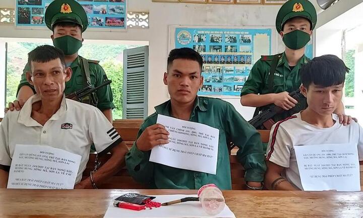 Bắt quả tang 2 bố con mua bán, tổ chức sử dụng trái phép chất ma túy