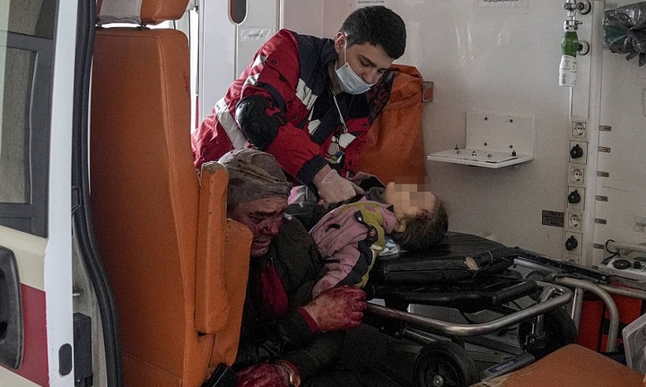 Hình ảnh tuổi thơ tàn khốc của trẻ em giữa xung đột Nga-Ukraine