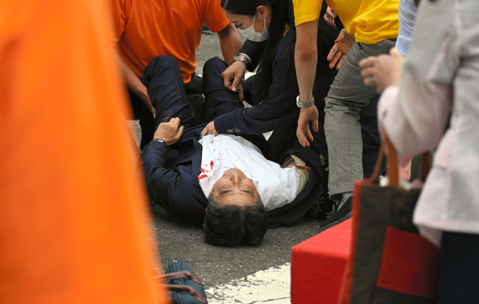 Cựu Thủ tướng Nhật Shinzo Abe bị bắn gục, nghi phạm đã bị bắt