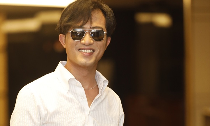 Doãn Quốc Đam ép căng dây thanh quản để giả giọng trong phim Làng trong phố