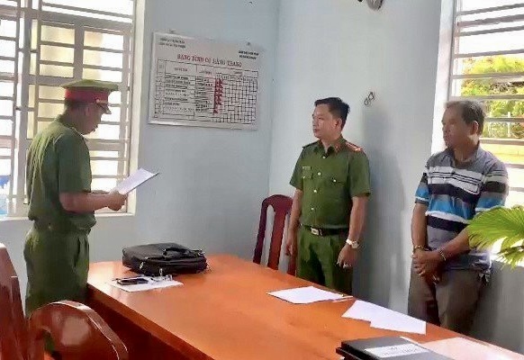 Bắt tạm giam đối tượng ném thuốc trừ sâu xuống hồ tôm gây thiệt hại hơn 1.6 tỉ đồng