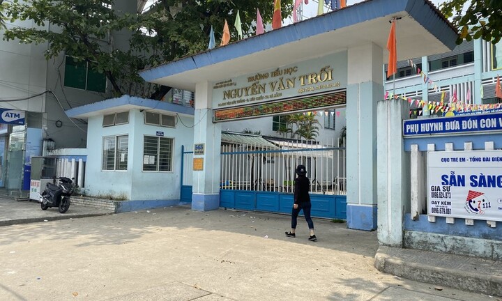 Sự thật thông tin người lạ tới cổng trường dụ dỗ học sinh, phát bóng bay