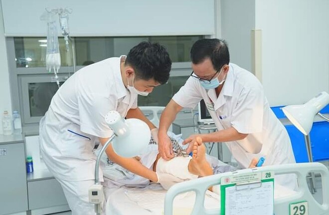 Lần đầu tiên tại Việt Nam nối thành công 2 cẳng chân bị đứt lìa
