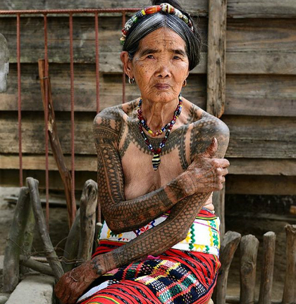 Cụ bà 106 tuổi xăm hình bằng gai, que tre và nhọ nồi