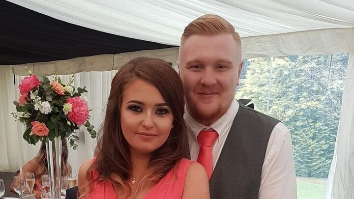 Người đàn ông tổ chức lễ cưới tại bệnh viện cùng bạn gái, lý do khiến ai cũng cảm động