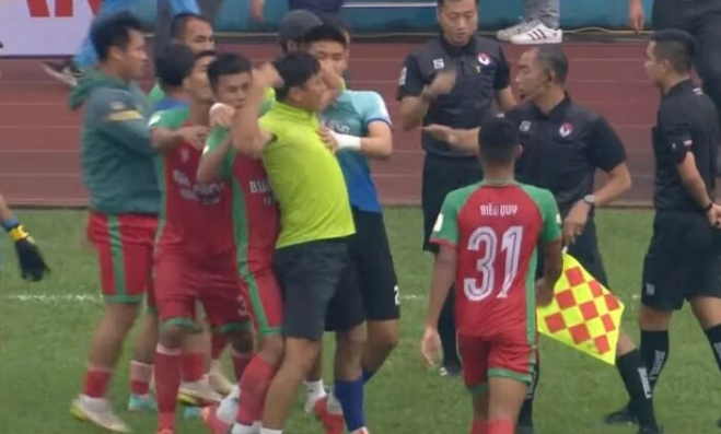 HLV gây sốc khi đấm trọng tài ở giải Hạng Nhất