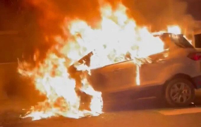 Ô tô bất ngờ bốc cháy nghi ngút trên đường vành đai 3 không rõ lý do