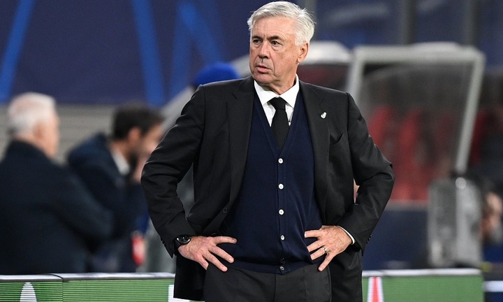 HLV Ancelotti nổi đóa với các cầu thủ Real sau trận thua sốc