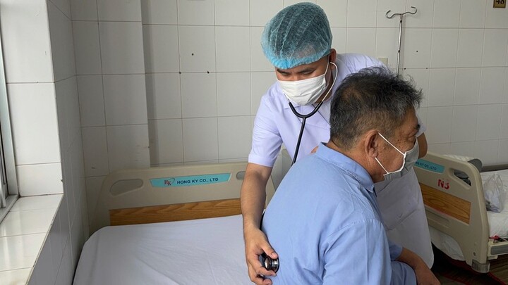 Người đàn ông ho ra máu, đến bệnh viện khám mới biết hóc xương cá