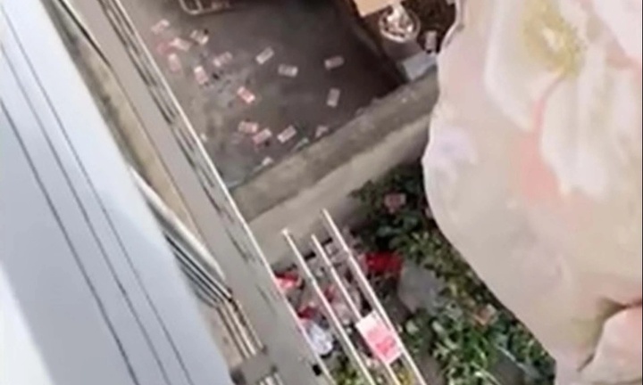 Vợ chỉ đi phơi chăn bông mà bất ngờ phát hiện bí mật chồng che giấu bấy lâu