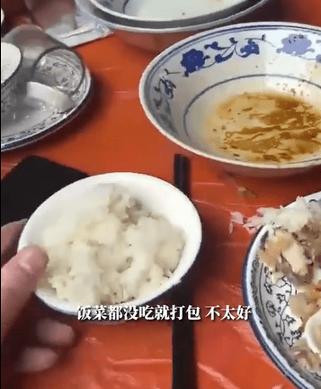 Đi đám cưới, chàng trai bị sốc khi chứng kiến hành động của những người ngồi cùng mâm