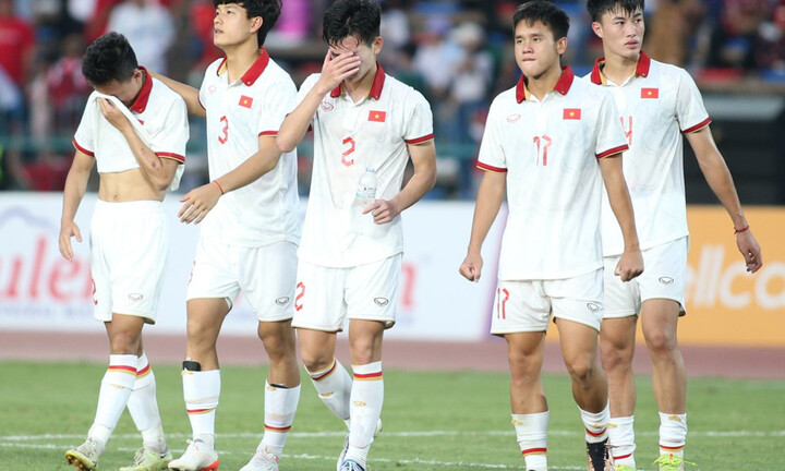 Thua ngay phút bù giờ, các cầu thủ U22 Việt Nam hiện rõ nỗi thất vọng
