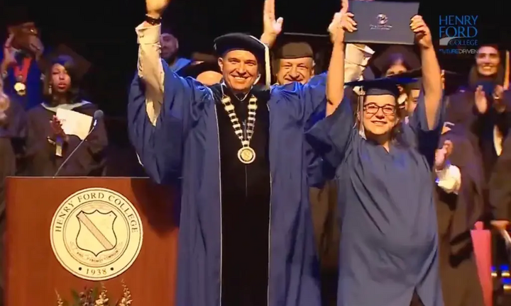 Bất chấp việc chuyển dạ, nữ sinh vẫn tham dự lễ tốt nghiệp rồi mới đến bệnh viện sinh con