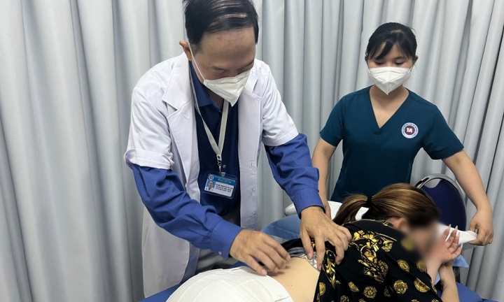 Người phụ nữ bị gãy xương sau khi đi bấm huyệt, bẻ khớp