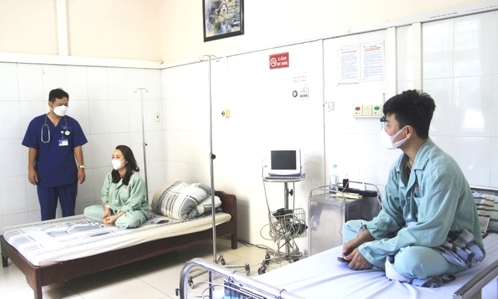 Quảng Ninh: Hai vợ chồng nhập viện sau khi ăn ốc biển có độc