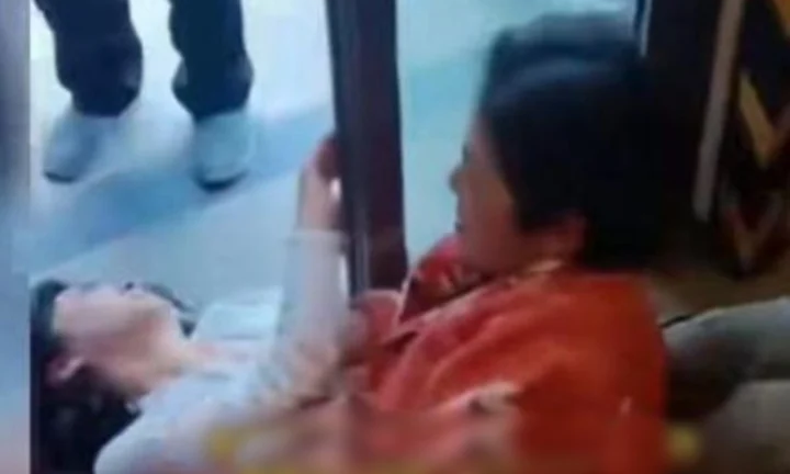 Mẹ chồng đánh đập con dâu dã man chỉ vì xuất thân nhà nghèo, không được học hành đến nơi đến chốn